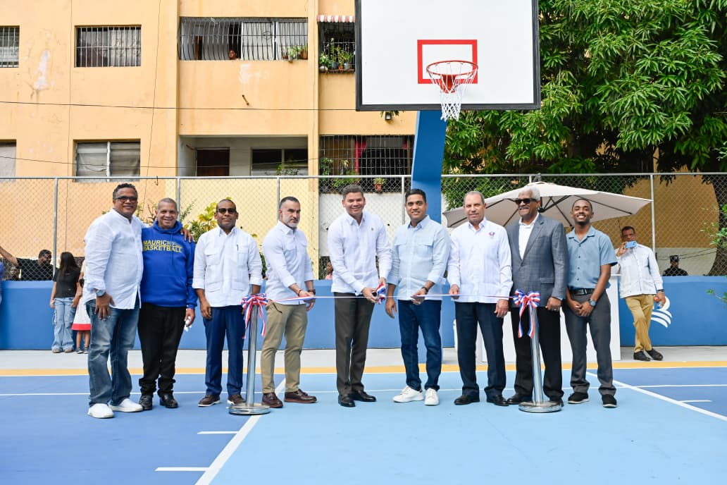 Banreservas remodela cancha en Villa Consuelo