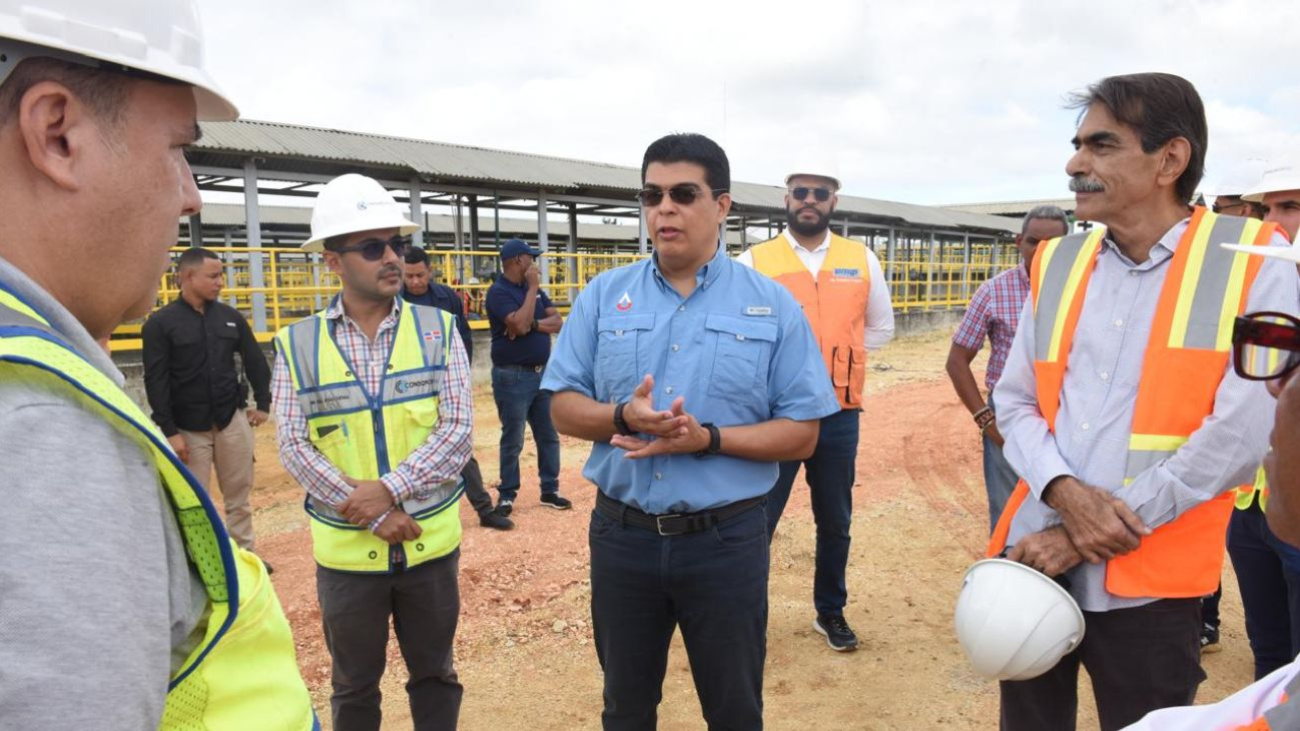 Director de la CAASD supervisa trabajos de ampliación de acueducto