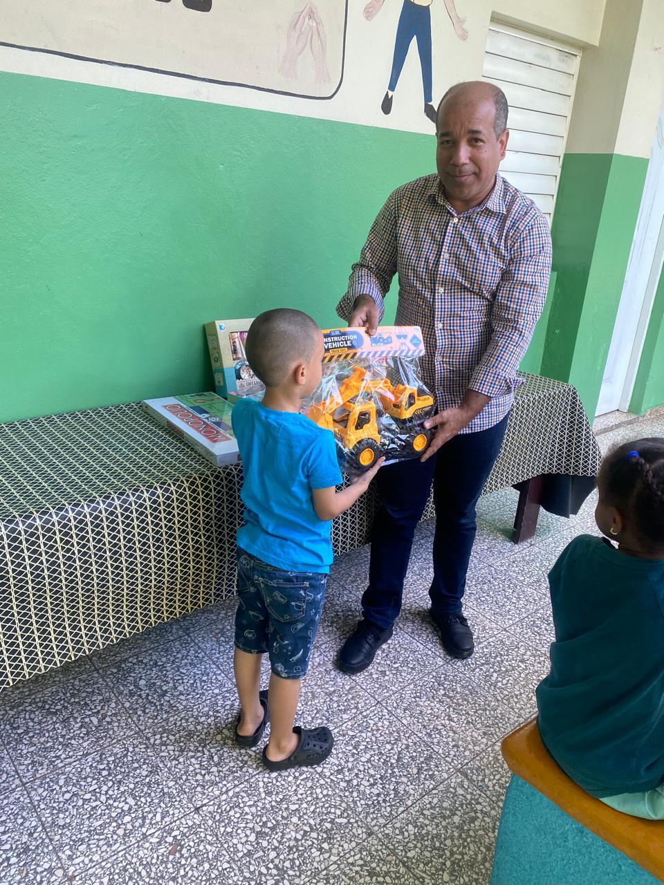 Exregidor Ruddy Castro entrega juguetes a niños pobres