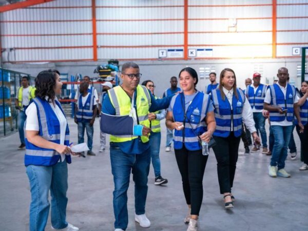 PROPEEP entrega equipos a emprendedora de Villa Tapia tras incendio que destruyó su comedor