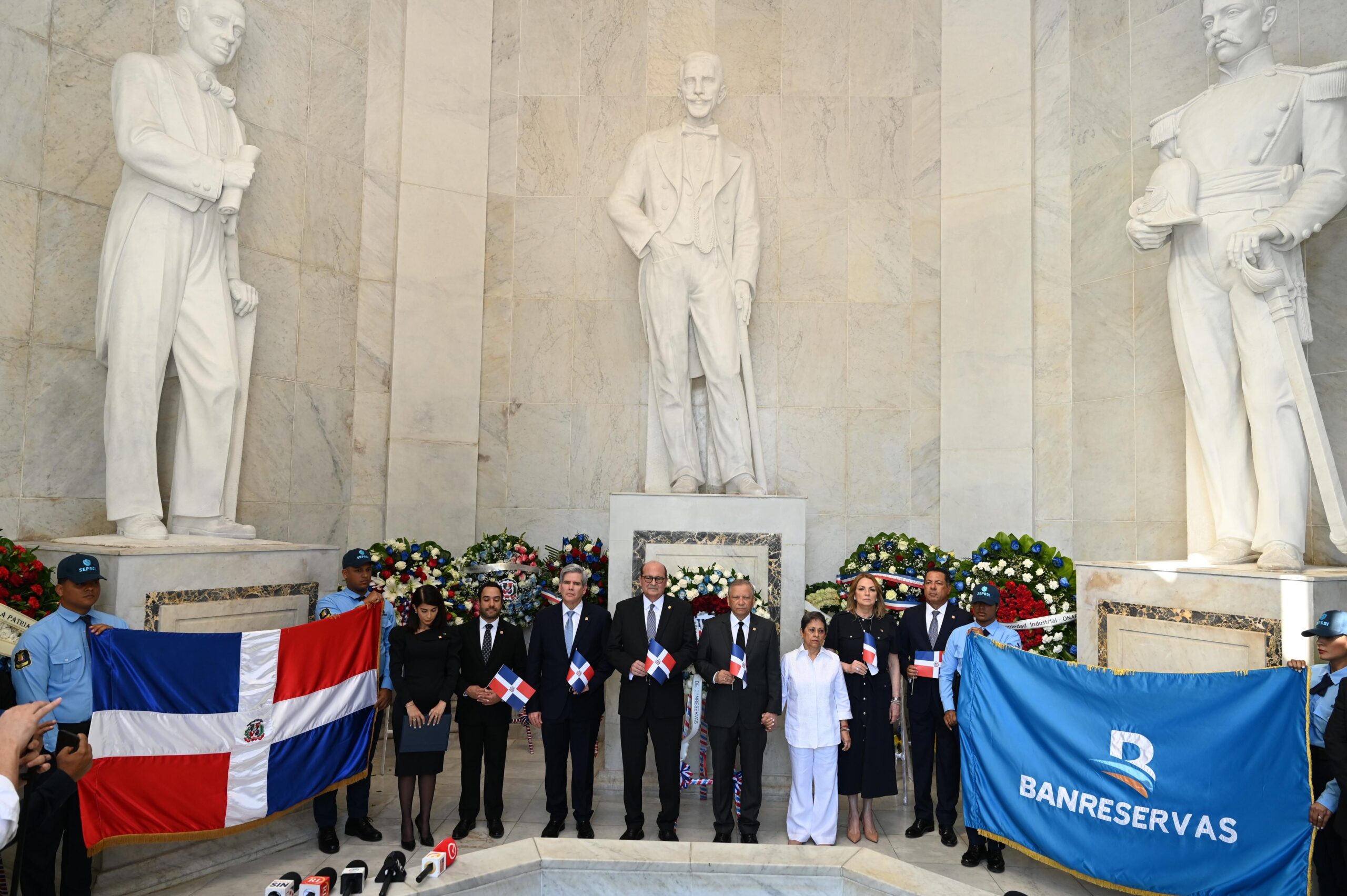 Banreservas deposita ofrenda floral en el Altar de la Patria