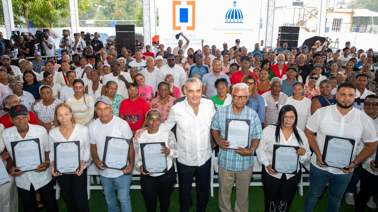 Presidente Abinader entrega 442 certificados de títulos de propiedad