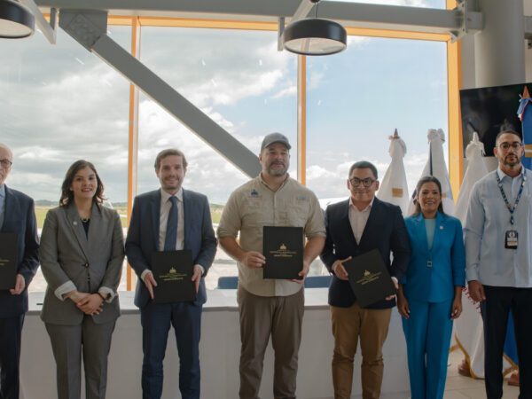 Ministerio de Medio Ambiente y AERODOM firman acuerdo