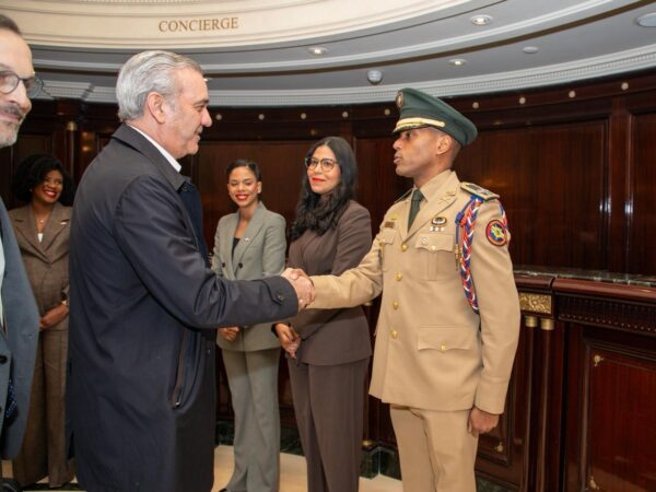 Presidente Abinader llega a París donde se reunirá con su homólogo Emmanuel Macron