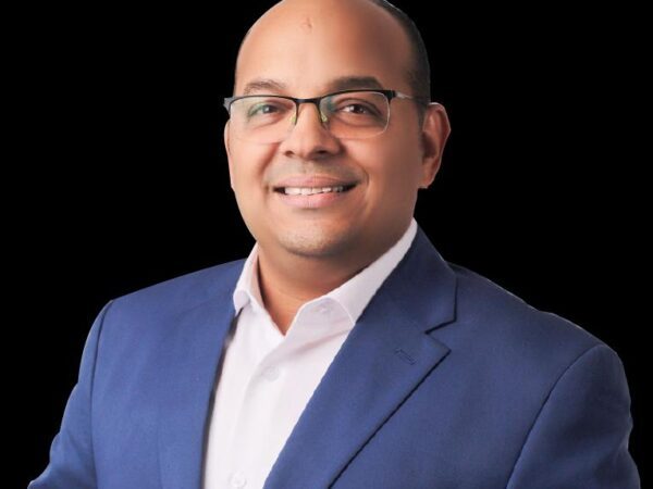 Ludwig Álvarez inscribe candidatura a la vicepresidencia del PRM en SDE