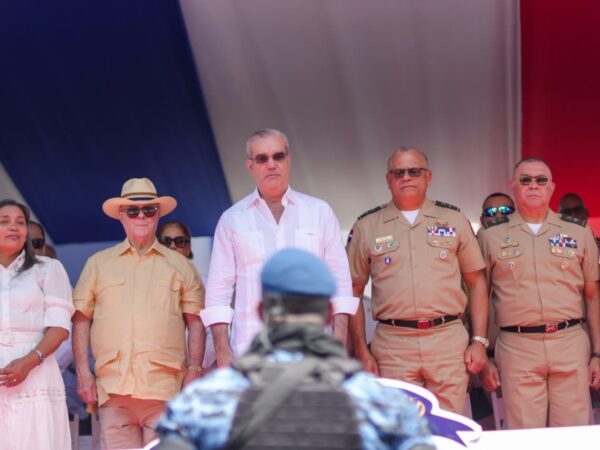 Presidente Abinader encabeza desfile cívico-militar y policial