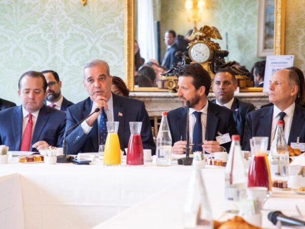 Presidente Abinader se reúne con empresarios franceses