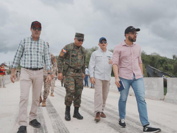 Ministro de Defensa supervisa avances de la verja perimetral