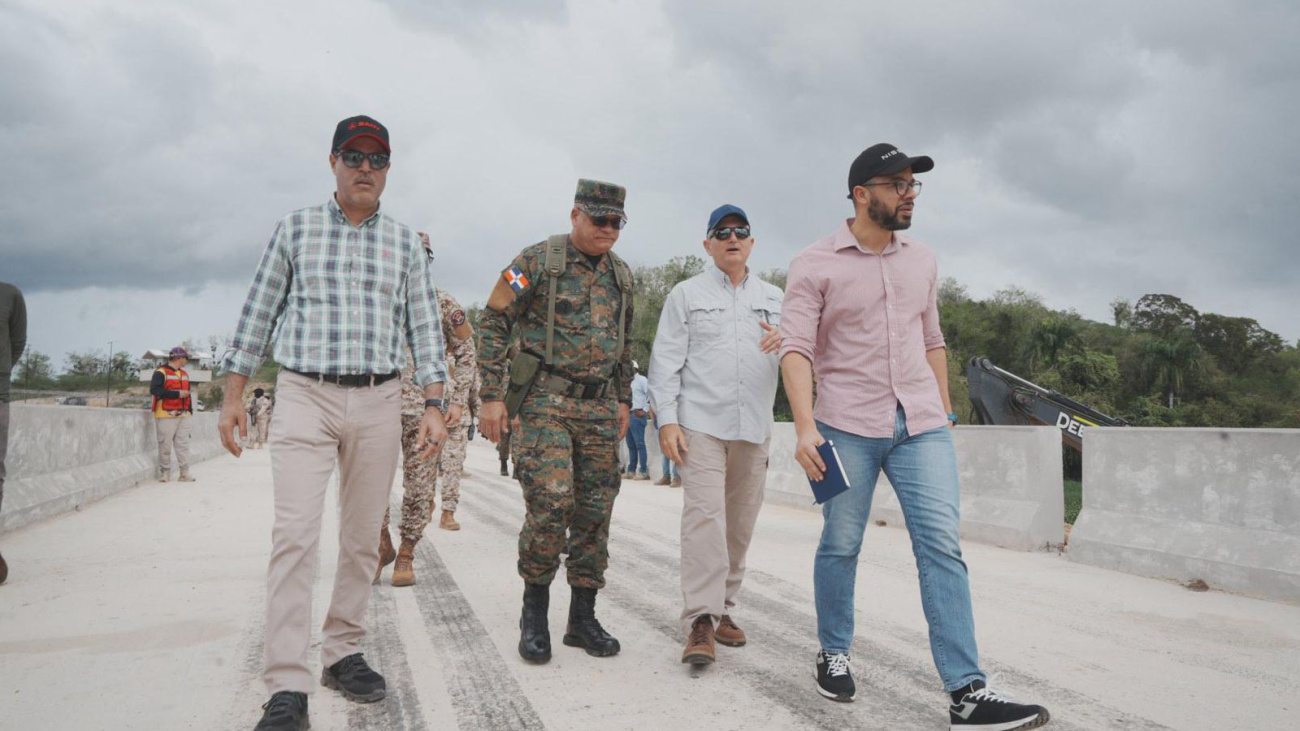 Ministro de Defensa supervisa avances de la verja perimetral