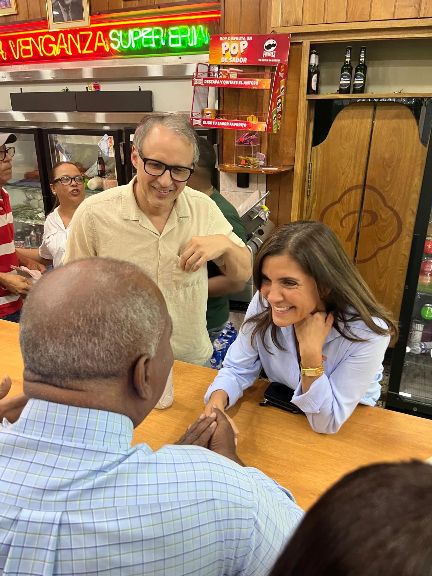 Embajadora de Estados Unidos en República Dominicana comparte en colmado