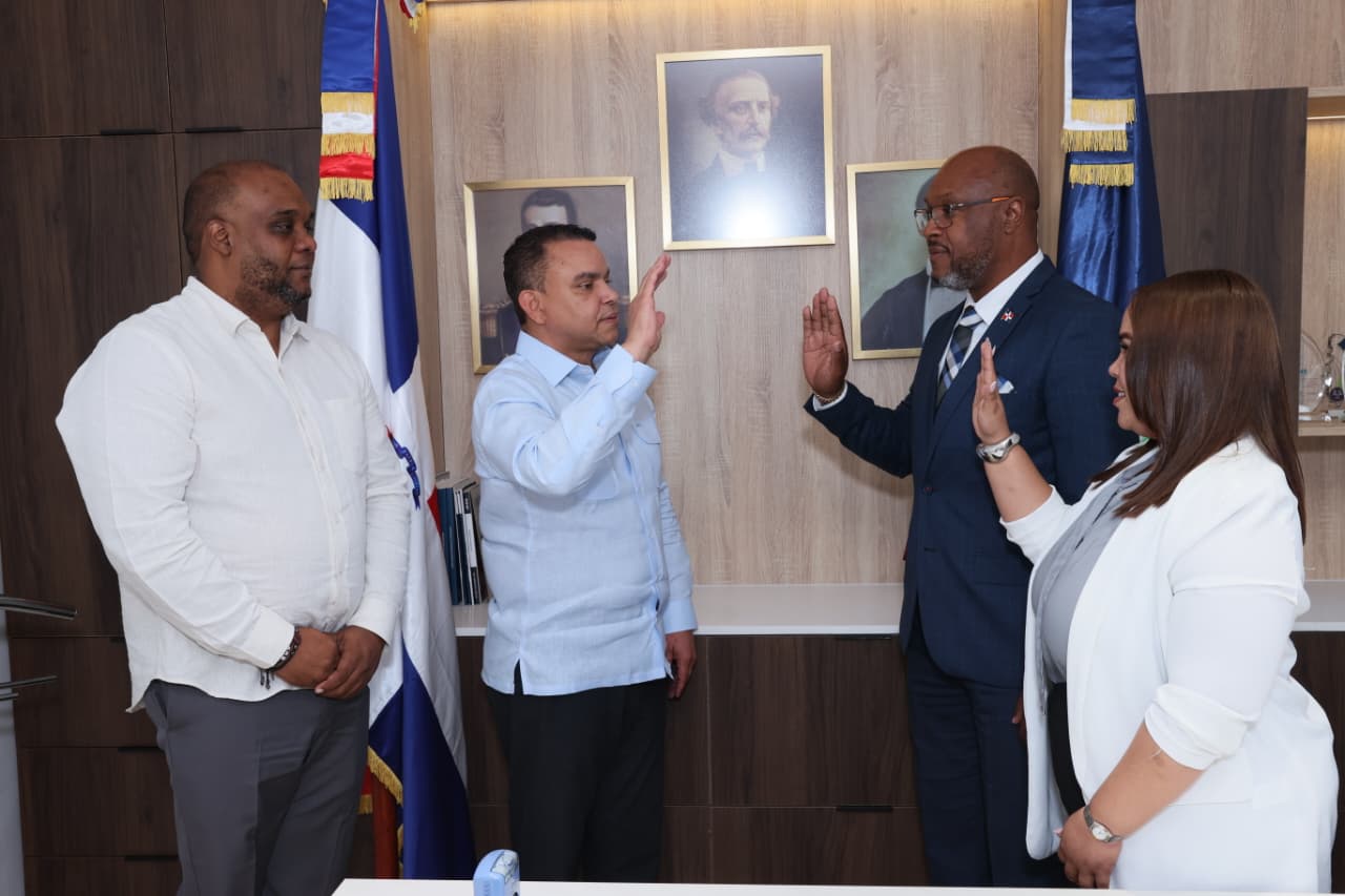 Julio Landrón juramenta nuevo director y subdirectora del Hospital Antonio Musa