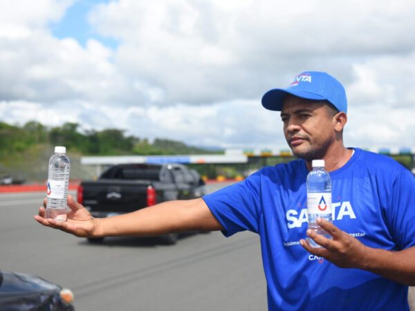 CAASD distribuye botellas de agua en peajes por asueto de Semana Santa