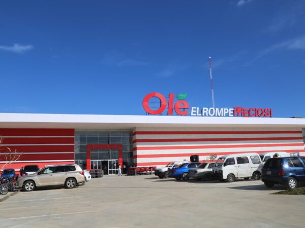 Empleados de Hipermercados Olé en Ciudad Juan Bosch denuncian que tienen más de un mes sin cobrar