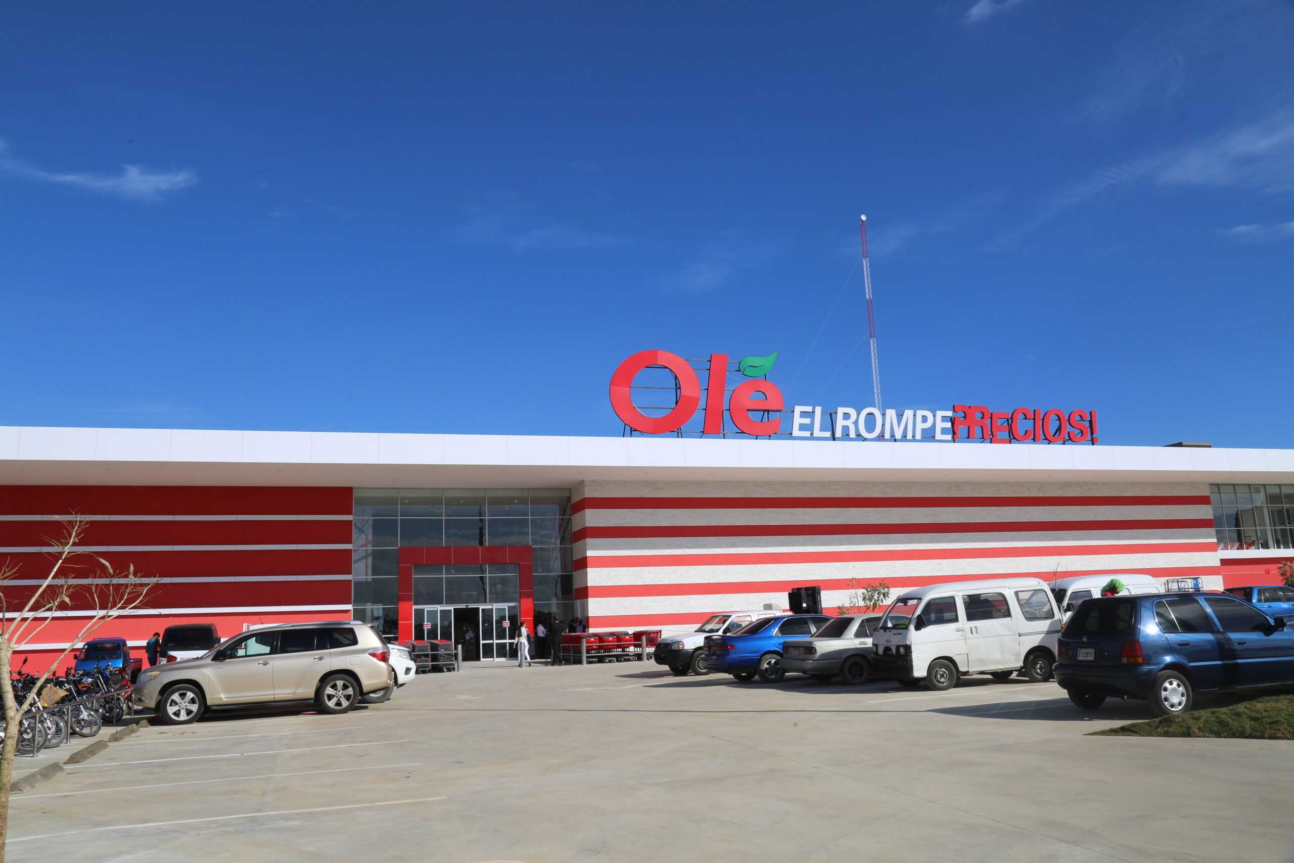 Empleados de Hipermercados Olé en Ciudad Juan Bosch denuncian que tienen más de un mes sin cobrar