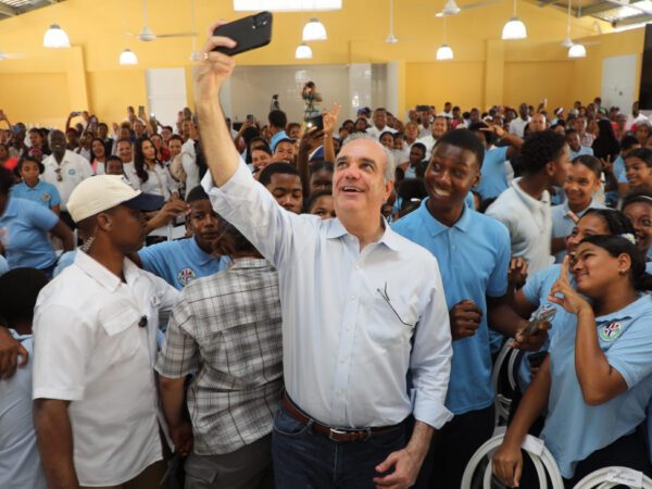 Presidente Luis Abinader inaugura escuela en La Ureña