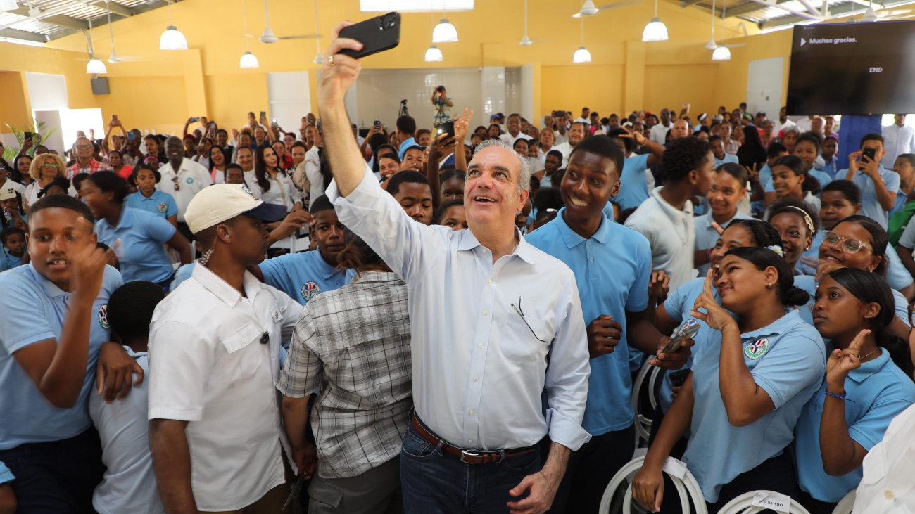 Presidente Luis Abinader inaugura escuela en La Ureña