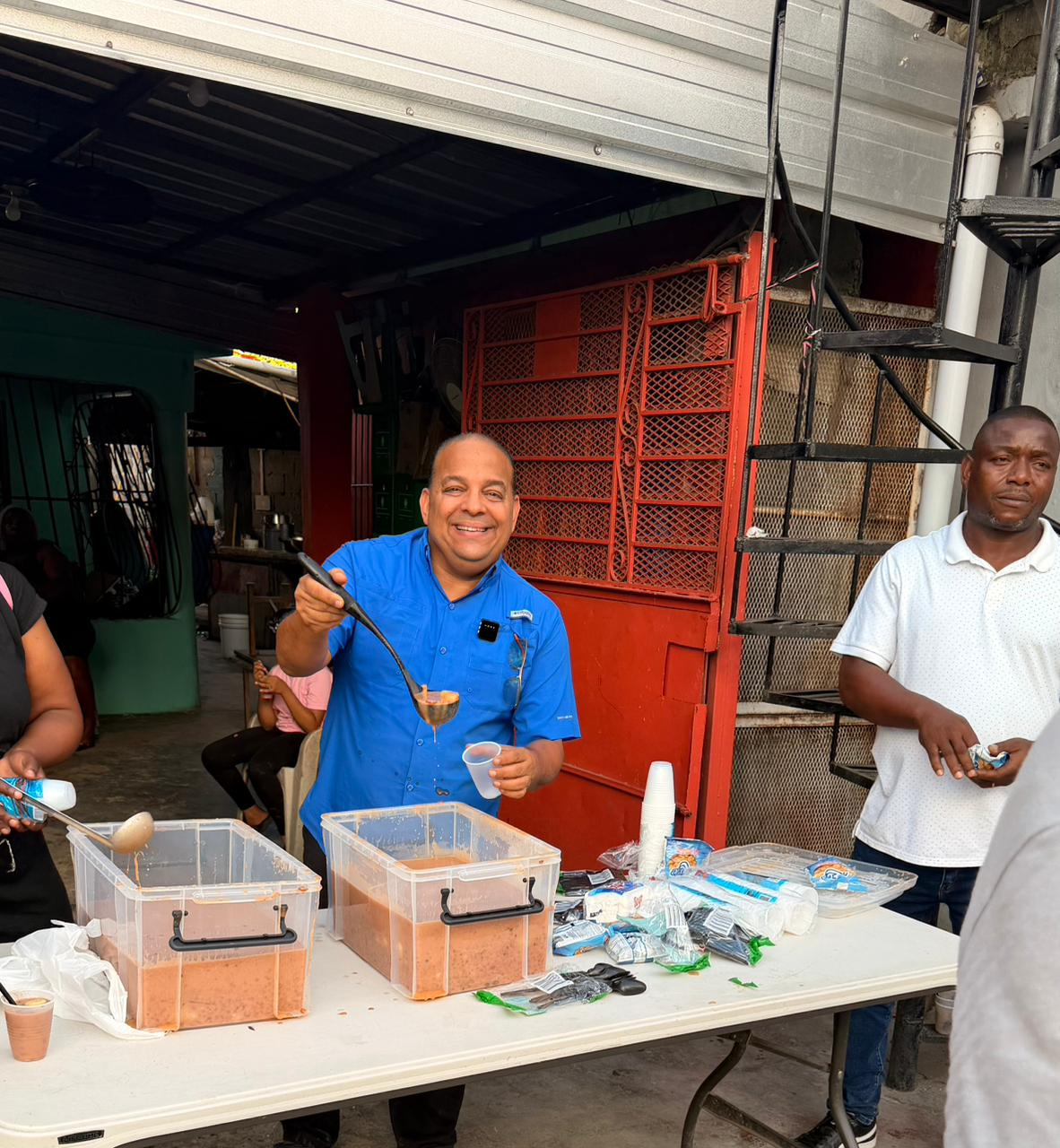 Ludwig Álvarez entrega kits de habichuelas con dulce a familias de Santo Domingo Este