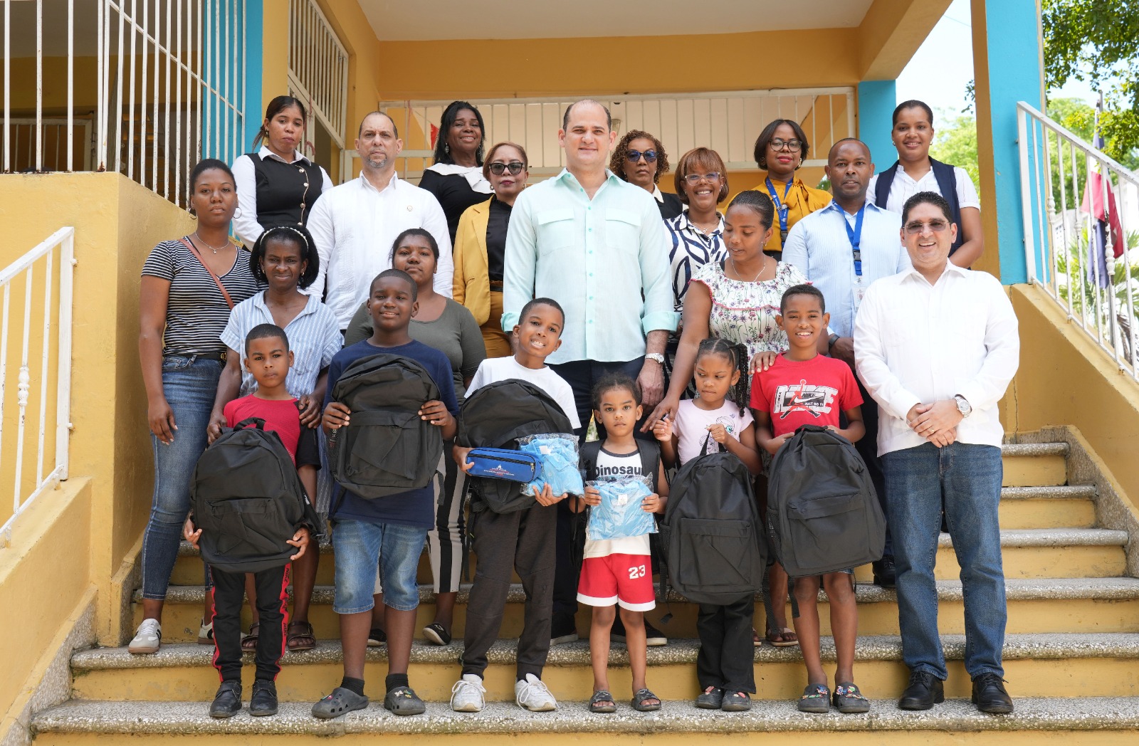 INABIE entrega útiles escolares a estudiantes afectados por lluvias