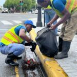Alcaldía del Distrito Nacional limpia imbornales y filtrantes