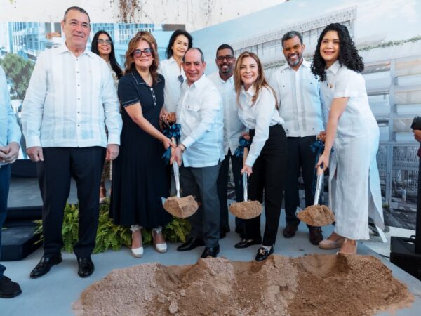 Alcaldía del Distrito Nacional inicia construcción de parqueo