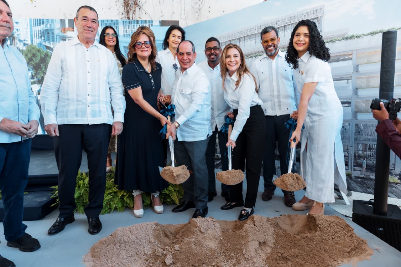 Alcaldía del Distrito Nacional inicia construcción de parqueo