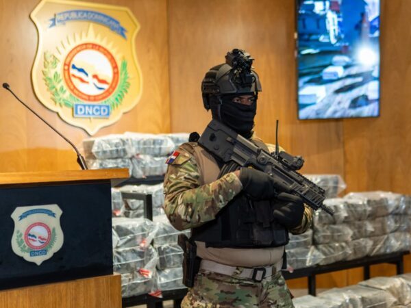 Autoridades incautan 375 paquetes de presunta cocaína frente a costas de Baní