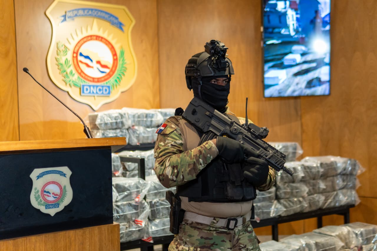 Autoridades incautan 375 paquetes de presunta cocaína frente a costas de Baní