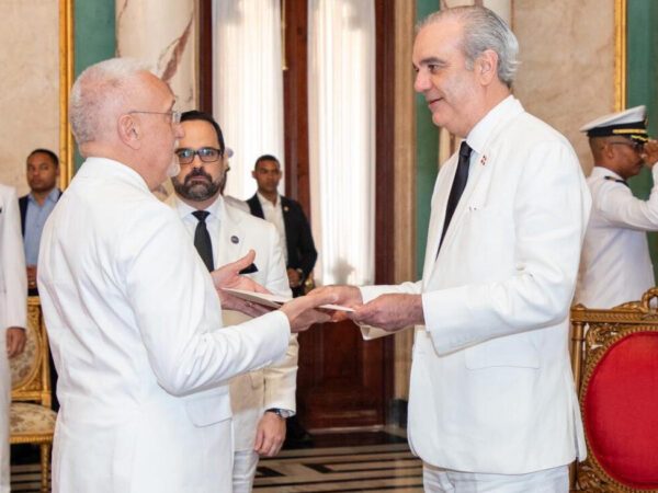 Presidente Abinader recibe cartas credenciales de seis nuevos embajadores