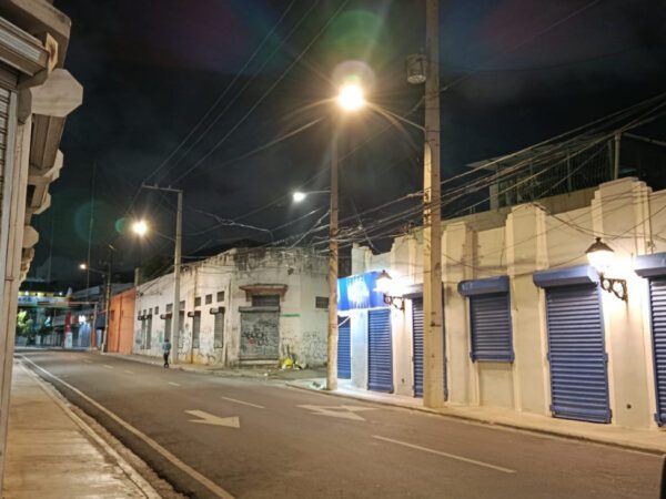 Edeeste ilumina calles de la Zona Colonial