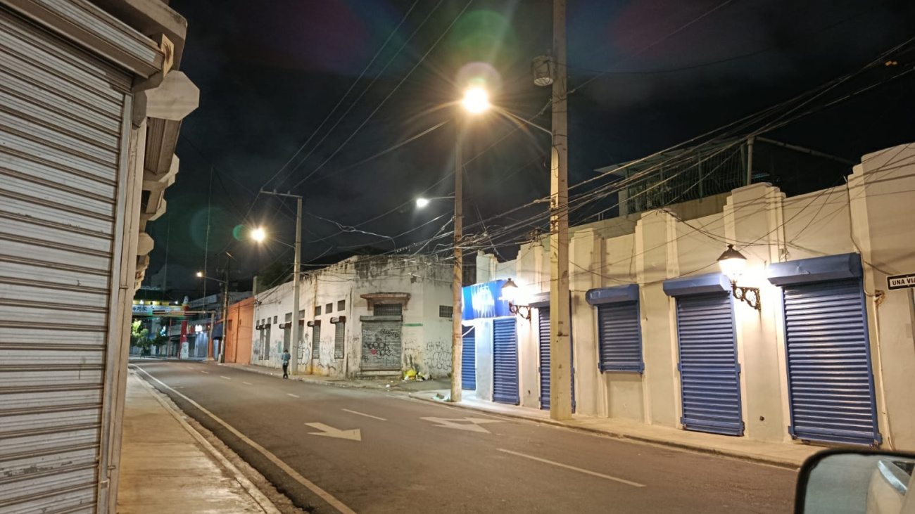 Edeeste ilumina calles de la Zona Colonial