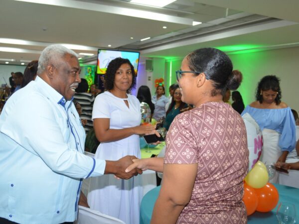 Fundación José Sánchez agasaja a más de 400 madres en emotiva celebración en Santo Domingo Este