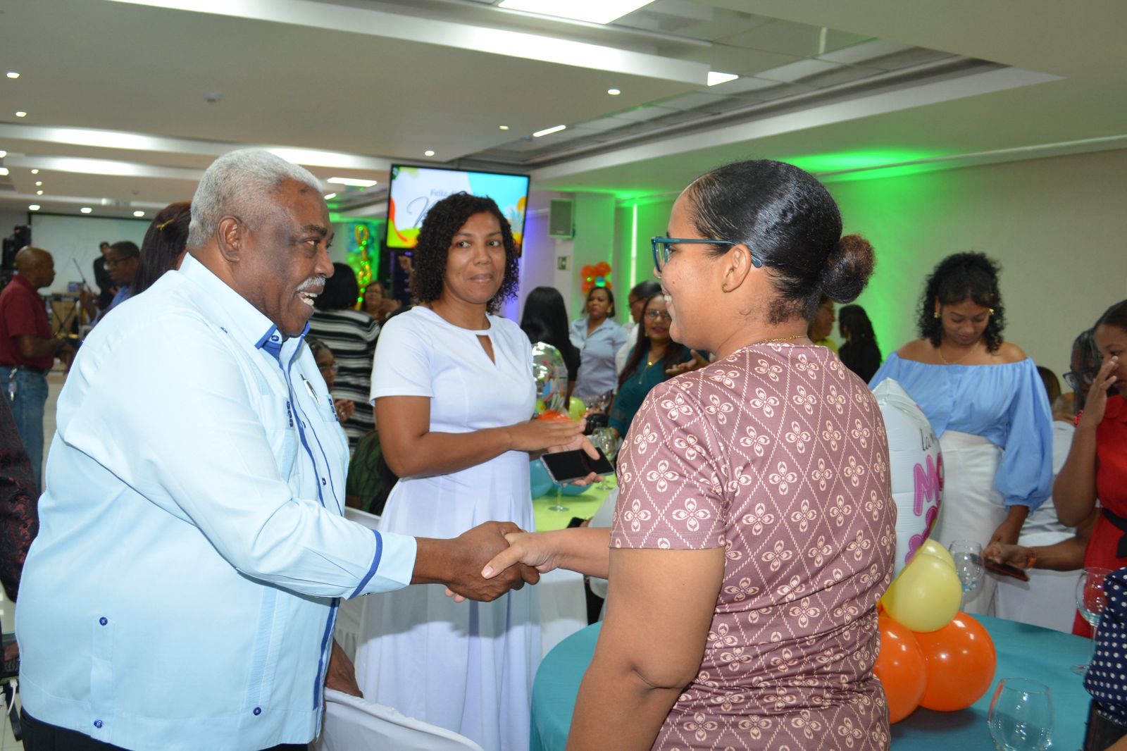Fundación José Sánchez agasaja a más de 400 madres en emotiva celebración en Santo Domingo Este