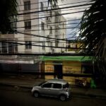 Comerciantes y residentes en Los Mina al grito por prolongados apagones