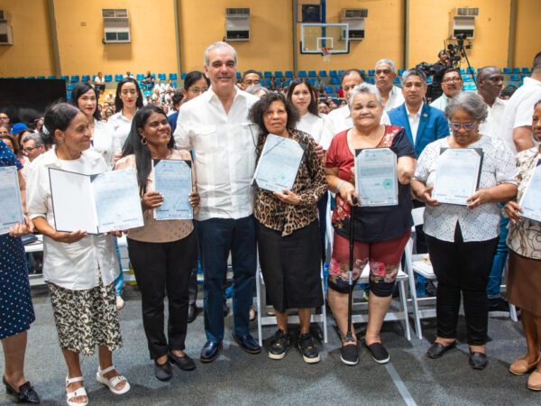 Presidente Abinader entrega 1,279 nuevos títulos de propiedad