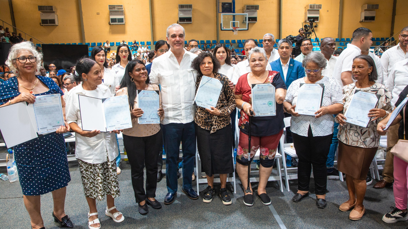 Presidente Abinader entrega 1,279 nuevos títulos de propiedad