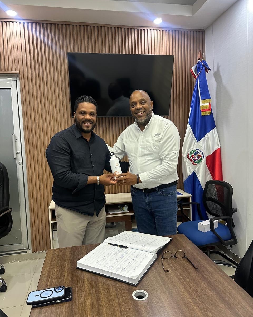 Comunicador Joselito Feliz visita al exdiputado Luis Henríquez