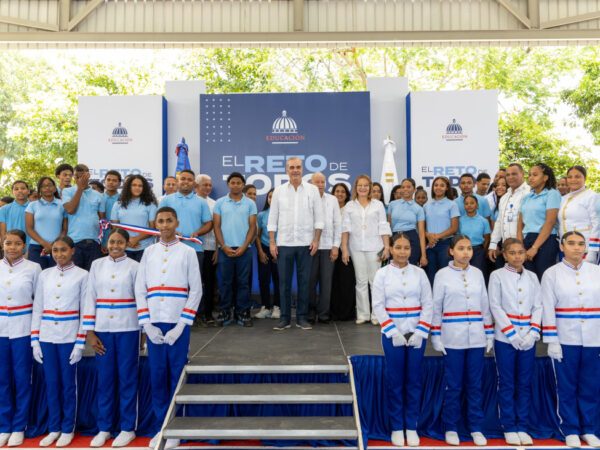 Presidente Abinader inaugura techado escolar en Cotuí