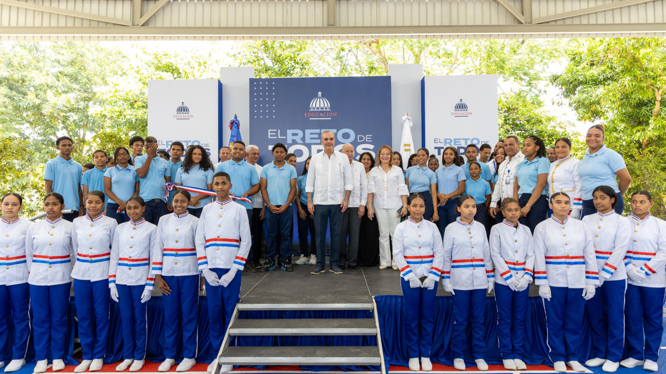 Presidente Abinader inaugura techado escolar en Cotuí
