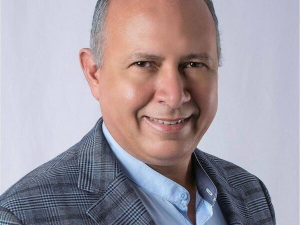 Exregidor Robert Arias es designado cónsul general de República Dominicana en Chile