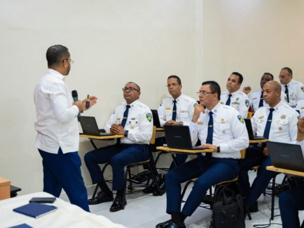 Policía Nacional capacita a sus generales en inteligencia artificial