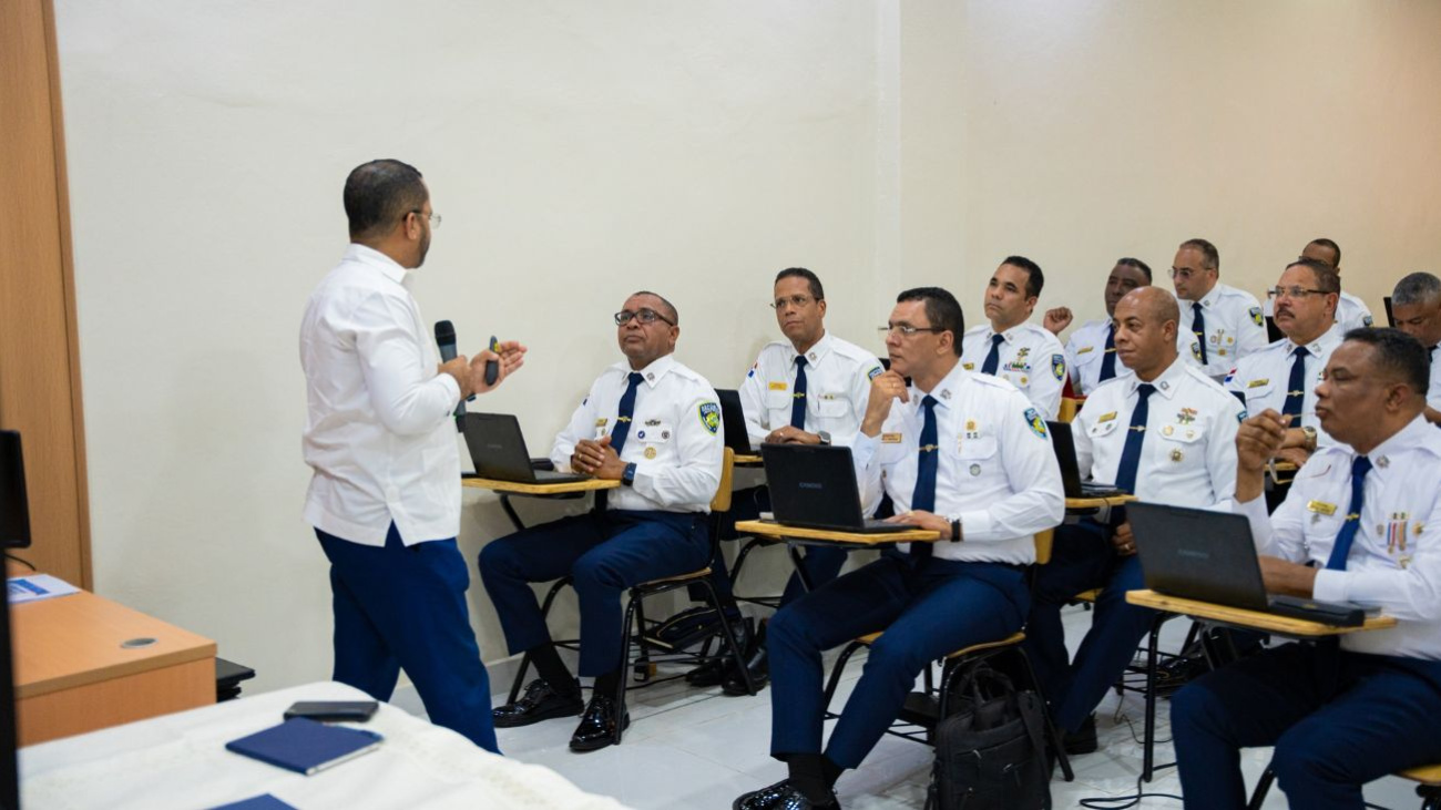 Policía Nacional capacita a sus generales en inteligencia artificial