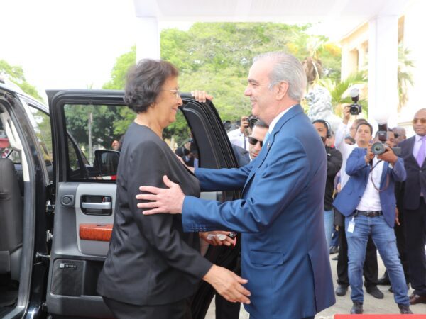 Luis Abinader recibe a la presidenta de Surinam