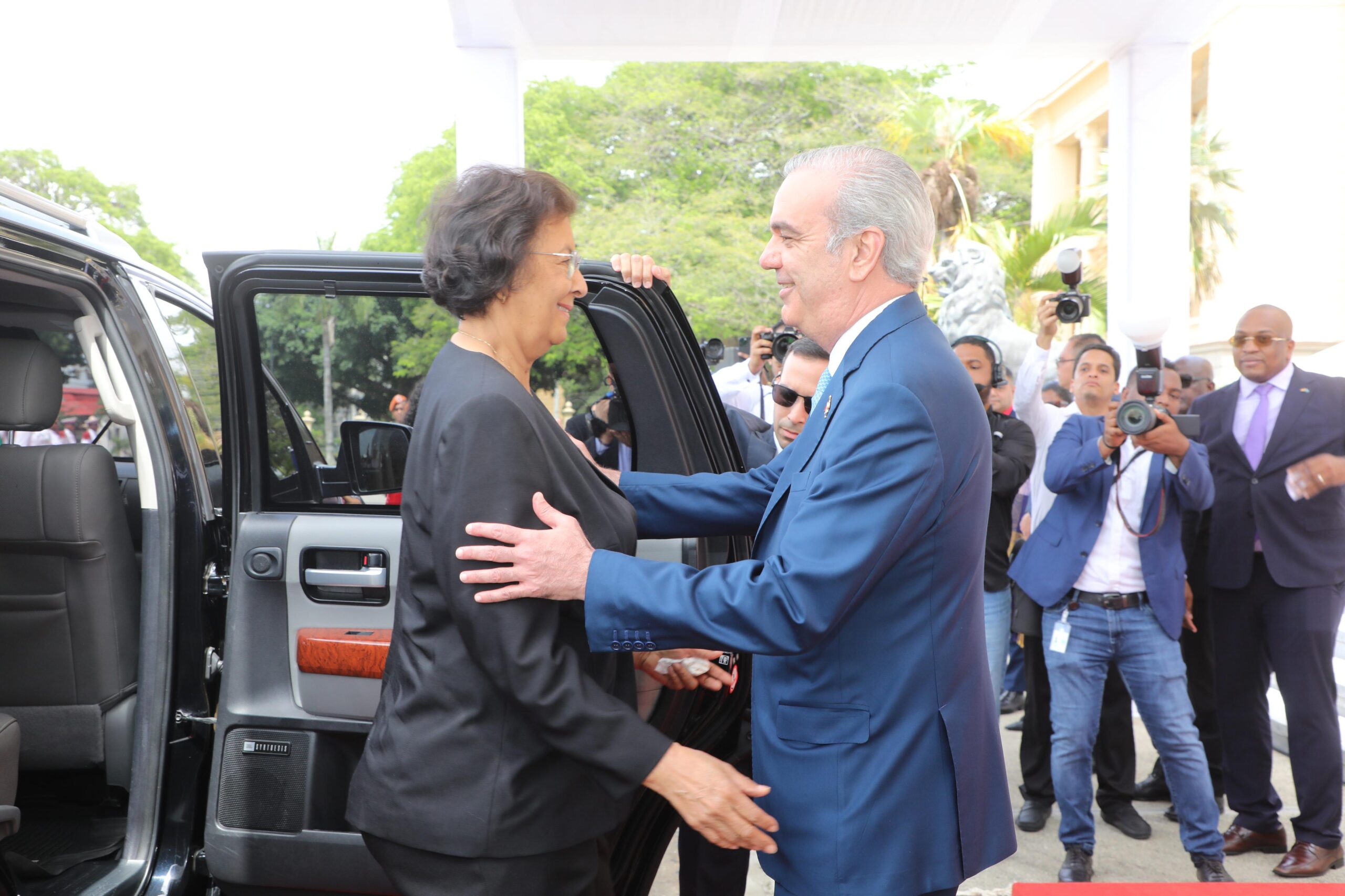 Luis Abinader recibe a la presidenta de Surinam