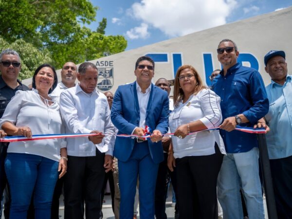 Alcalde Dío Astacio inaugura el renovado Club Lucerna