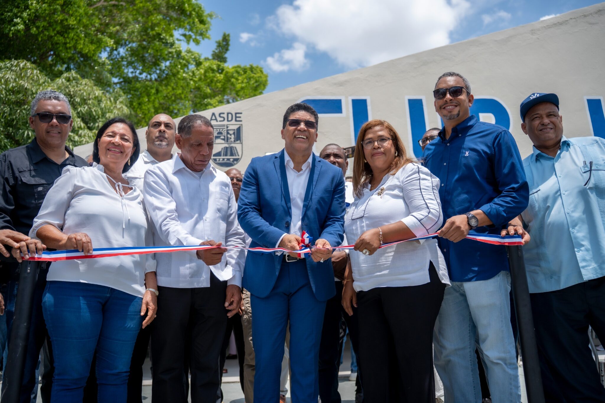 Alcalde Dío Astacio inaugura el renovado Club Lucerna