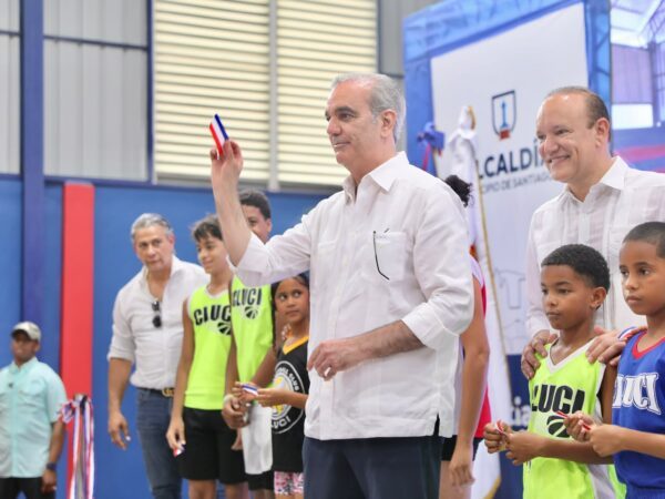Abinader dispone evaluación de becas desde quinto de secundaria para evitar que estudiantes pierdan un año académico