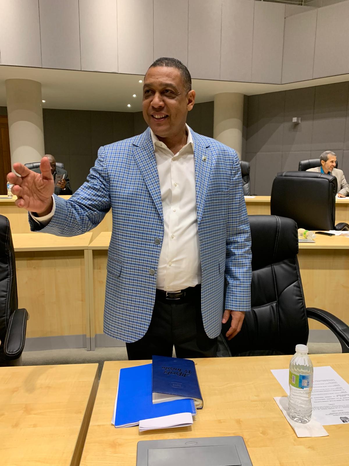 Alfredo Pichardo denuncia abandono del Mercado de Los Mina