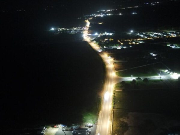 Edeeste ilumina la carretera Higüey–Yuma