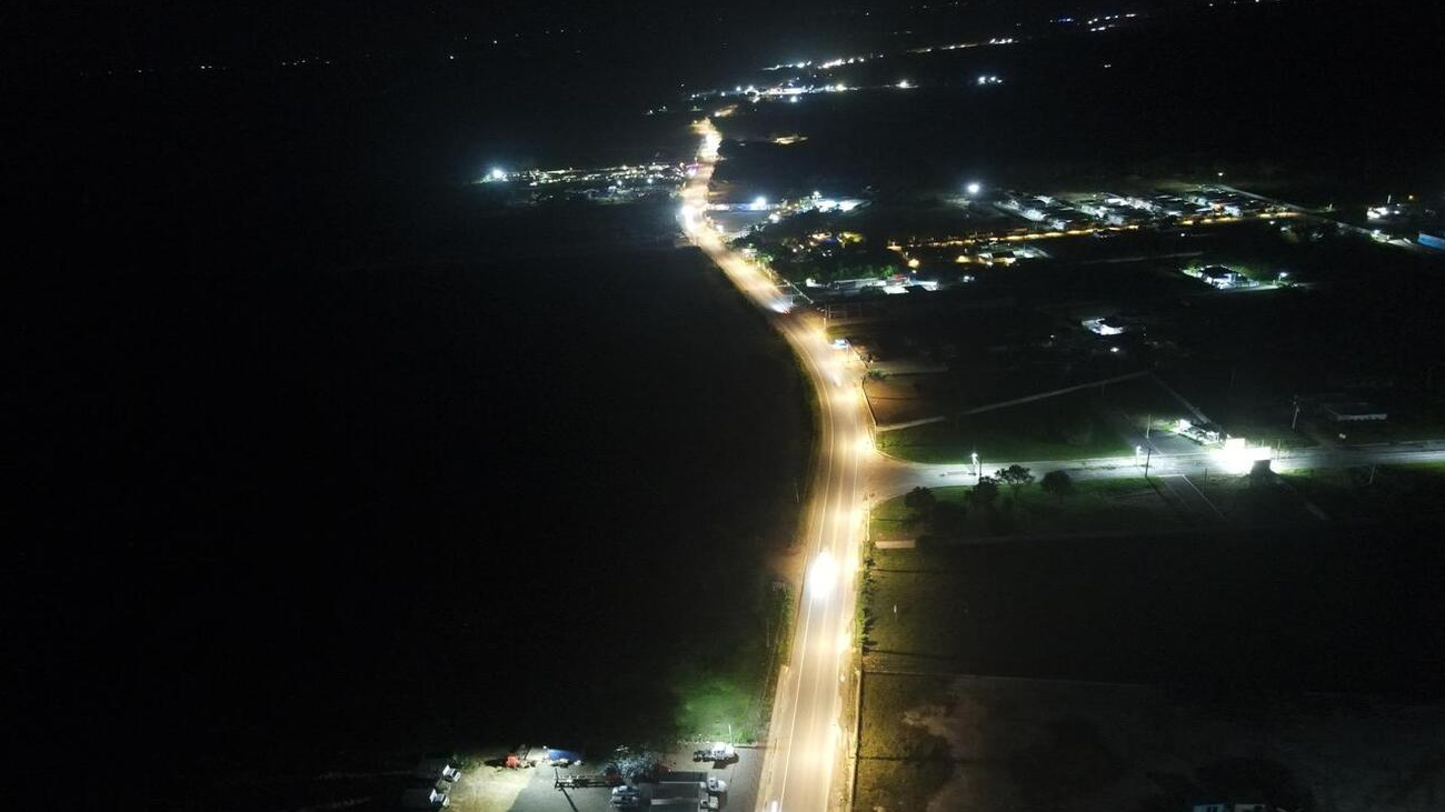 Edeeste ilumina la carretera Higüey–Yuma