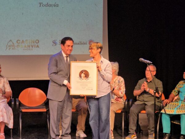 Poeta dominicana recibe premio literario en España